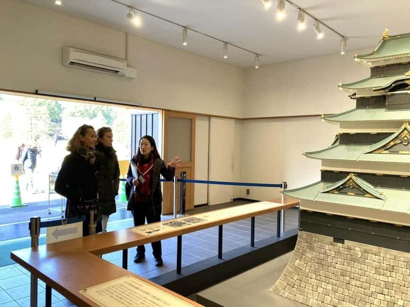 Tokyo: Pvt. Tour - Edo Castle & Imperial Palace East Gardens - Ninomaru Garden: seasonal beauty with a purpose