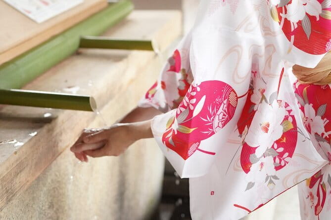 Tokyo, Shibuya: Meiji Shrine Tour in KIMONO / English-friendly - Heading to Meiji Shrine in costume, with an English-friendly guide