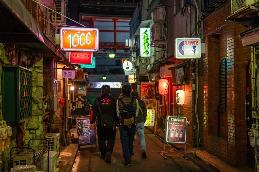 Tokyo: Shinjuku Golden Gai Bar Hopping that only locals know - Where You Meet, and How to Get Oriented Fast