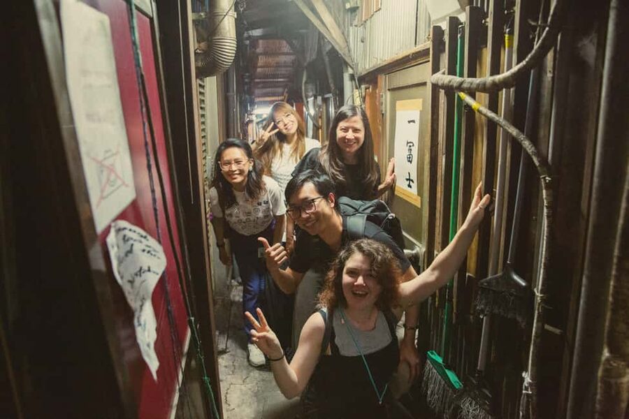Tokyo: Shinjuku Izakaya and Golden Gai Bar Hopping Tour (2h) - Your English guide is the real “it” factor