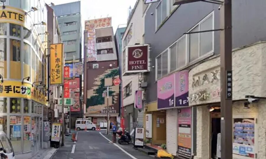 Tokyo: Shinjuku, Kawasaki, Slum & Red Light Tour with Pickup - Food, water, and timing: plan your meal before the tour starts