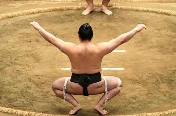 Tokyo Shinjuku Sumo Show and Experience with Drinks and Photo - The bilingual MC and the rituals you will actually recognize