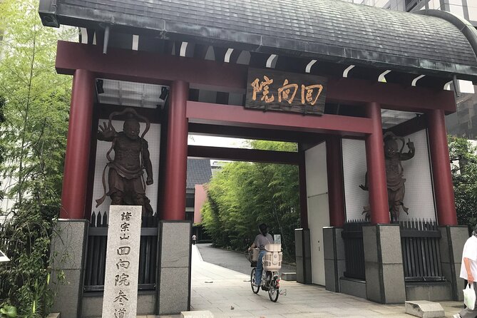 Tokyo Sumo Culture Tour with Chanko-Nabe Lunch in Ryogoku - Kasuganobeya and wrestler-size bicycles: the daily-life details