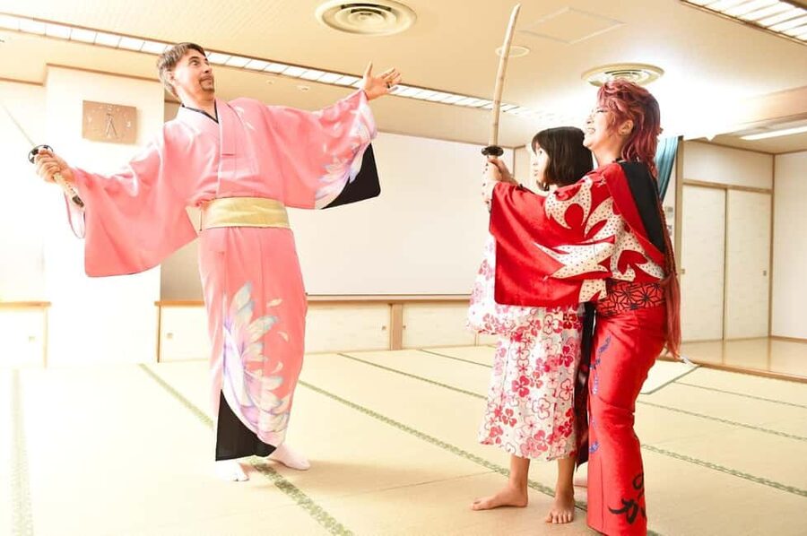 Tokyo: Taishu Engeki Show with Kimono and Sword Lesson - Welcome, Briefing, and the Ohana Gift Custom