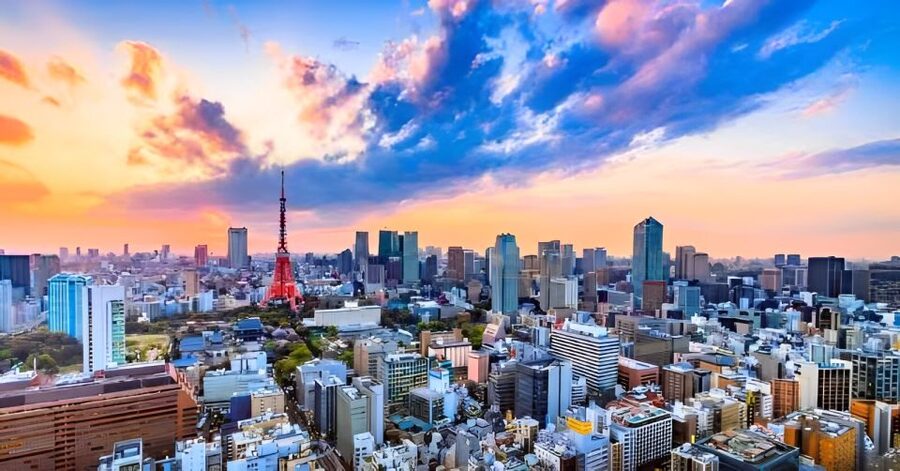 Tokyo Tower: Entry Ticket & Private Hotel Pickup Service - Day vs night: seasonal lights and the 180 landmark illumination