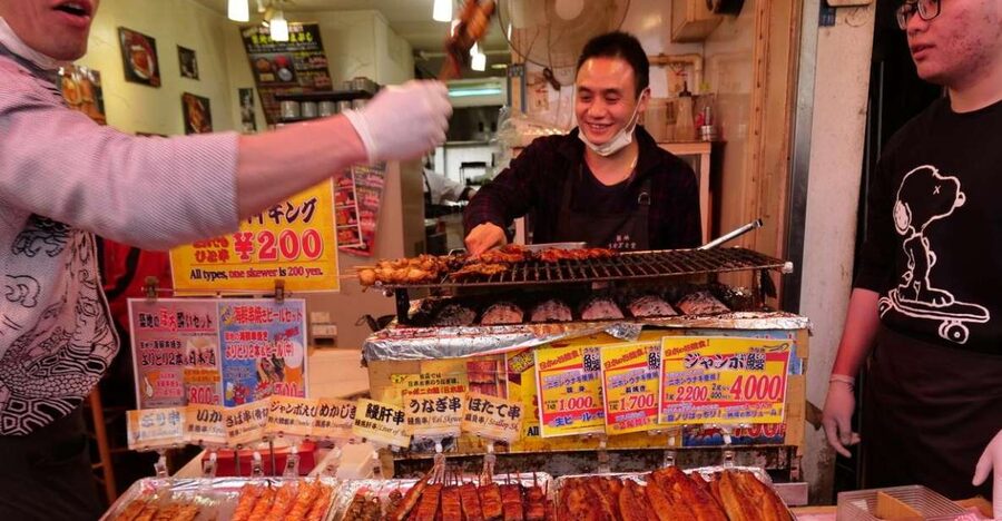 Tokyo: Tsukiji Fish Market Tour with 6 Stops & Seafood Lunch - Navigating Tsukiji Outer Market: Tastings, Shopping, and Staying Together