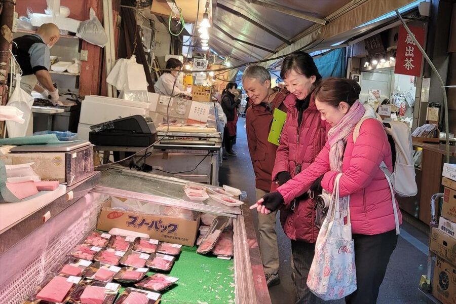 Tokyo: Tsukiji Market Guided Tour & Sushi-Making Experience - The history thread: from wholesale market to your sushi techniques