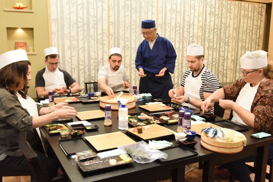 Tokyo: Tsukiji Market Guided Tour & Sushi-Making Experience - Should you book this Tsukiji guided tour and sushi-making class?