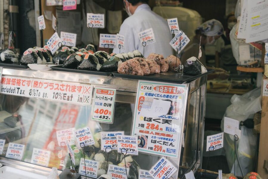 Tokyo: Tsukiji walk & sushi private tour with Uni Students - Price and value: what $87 buys you in Tsukiji