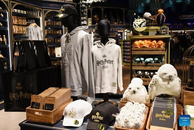 Tokyo WB. Studio Tour Harry Potter's Creation E-Ticket Optional - The Great Hall: House pride, visible house points, and set details that reward attention